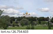 Вид на купола Успенского собора со стрелки рек Волги и Которосли. Ярославль (2017 год). Стоковое видео, видеограф Виктор Карасев / Фотобанк Лори