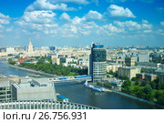 Москва. Торгово-пешеходный мост «Багратион». Вид сверху (2017 год). Редакционное фото, фотограф Зобков Юрий / Фотобанк Лори