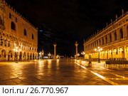 Площадь Сан-Марко (Piazza San Marco) с дворцом дожей (Palazzo Ducale) ночью, Венеция, Италия (2017 год). Стоковое фото, фотограф Наталья Волкова / Фотобанк Лори