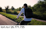 Young handsome man riding in the country road. Sporty guy cycling at the track. Стоковое видео, видеограф Алексндр Сидоренко / Фотобанк Лори