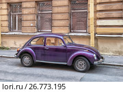Фиолетовый автомобиль Volkswagen Beetle на одной из улиц Санкт-Петербурга (2017 год). Редакционное фото, фотограф Румянцева Наталия / Фотобанк Лори
