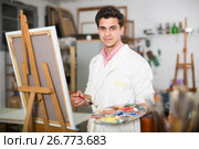 Male artist drawing in studio. Стоковое фото, фотограф Яков Филимонов / Фотобанк Лори