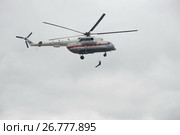 Спасатель десантируется с вертолета Ми-8 МЧС России на полигоне Ногинского спасательного центра (2017 год). Редакционное фото, фотограф Free Wind / Фотобанк Лори