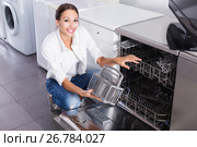 Woman choosing dish washing machine. Стоковое фото, фотограф Яков Филимонов / Фотобанк Лори
