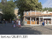 Прогулка по тенистой улице Караимской, одной из улиц Малого Иерусалима города Евпатории, Крым (2017 год). Редакционное фото, фотограф Николай Мухорин / Фотобанк Лори