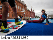 Вейкбордисты на открытии вейк-парка на площади Революции в центре Москвы в рамках празднования Дня города, Россия (2017 год). Редакционное фото, фотограф Николай Винокуров / Фотобанк Лори