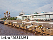 Здание морского-речного вокзала и Михайло-Архангельский кафедральный собор. Архангельск (2017 год). Редакционное фото, фотограф Сергей Афанасьев / Фотобанк Лори