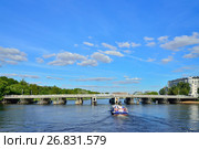 Катер плывёт по реке Нева под Второй Елагин мост летом в Санкт-Петербурге (2017 год). Стоковое фото, фотограф Максим Мицун / Фотобанк Лори
