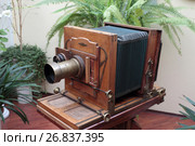 Фотосалон имени Карла Буллы в Питере, старинный фотоаппарат (2017 год). Редакционное фото, фотограф Дмитрий Неумоин / Фотобанк Лори