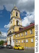 Колокольня Богородице-Рождественского женского монастыря (1501-1505). Москва, улица Рождественка, д. 20/8 с14 (2017 год). Редакционное фото, фотограф Елена Коромыслова / Фотобанк Лори