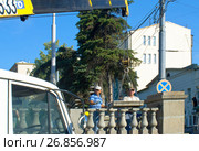 Москва. Рабочие устанавливают каменные перила на балюстраду (2011 год). Редакционное фото, фотограф Зобков Юрий / Фотобанк Лори