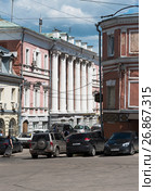 Дом с колоннами на Кожевенной улице, 11. Нижний Новгород (2017 год). Редакционное фото, фотограф Александр Щепин / Фотобанк Лори