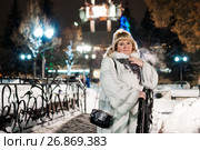 Женщина средних лет на фоне огней ночного города. Стоковое фото, фотограф Игорь Низов / Фотобанк Лори