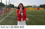 Young girl TV reporter is broadcasting. Стоковое видео, видеограф Антон Гвоздиков / Фотобанк Лори