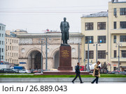 Памятник Максиму Горькому на площади Тверская Застава (2017 год). Редакционное фото, фотограф Алёшина Оксана / Фотобанк Лори