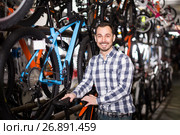 Cyclist is looking for bicycle saddles. Стоковое фото, фотограф Яков Филимонов / Фотобанк Лори