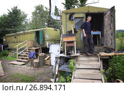 Гастробайтер и его жилище (2008 год). Редакционное фото, фотограф Дмитрий Неумоин / Фотобанк Лори