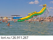 Водная горка на пляже "Родничок" в курортном городе Евпатории, Крым (2017 год). Редакционное фото, фотограф Николай Мухорин / Фотобанк Лори