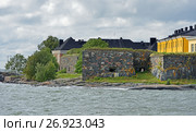 Suomenlinna (Sveaborg) fortress in Helsinki. Constructing began in 1748. Unapproachable Fortress Wall of Pikku-Musta island, Finnish naval academy (2017 год). Стоковое фото, фотограф Валерия Попова / Фотобанк Лори