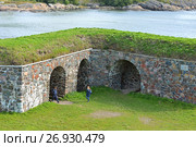 Туристы в Bastion Zander на острове Kustaanmiekka, Suomenlinna. Хельсинки, Финляндия (2017 год). Редакционное фото, фотограф Валерия Попова / Фотобанк Лори