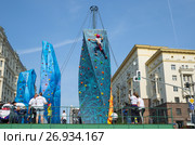 Празднование Дня города Москвы (870-летие) на Тверской улице. Скалодром в виде башен «Москва-Сити» (2017 год). Редакционное фото, фотограф Елена Коромыслова / Фотобанк Лори