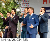 Москва отмечает 870-й день рождения. Вокальный проект – ViVA в концерте "МК" на Пушкинской площади (2017 год). Редакционное фото, фотограф lana1501 / Фотобанк Лори