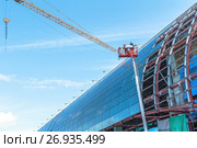 Московский аэропорт Домодедово. Облицовка стеклянного фасада пассажирского терминала (2017 год). Редакционное фото, фотограф Владимир Сергеев / Фотобанк Лори