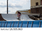 Празднование Дня города Москвы (870-летие). Вейкбордист катается на волне в вейк-парке на площади Революции (2017 год). Редакционное фото, фотограф Елена Коромыслова / Фотобанк Лори