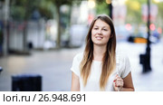 Attractive young woman in casuals walking along ancient street. Стоковое видео, видеограф Яков Филимонов / Фотобанк Лори