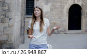 Smiling friendly girl inviting you to walk around summer city. Стоковое видео, видеограф Яков Филимонов / Фотобанк Лори