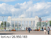 Светомузыкальный фонтан на Фонтанной площади и Главный вход в ЦПКиО им. Горького в Москве (2012 год). Редакционное фото, фотограф Алёшина Оксана / Фотобанк Лори