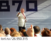 Москва отмечает 870-й день рождения. Заслуженный артист России, певец Владимир Михайлов в концерте "МК" на Пушкинской площади (2017 год). Редакционное фото, фотограф lana1501 / Фотобанк Лори