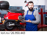 Hard-working concluded the cost of repairing the scooter. Стоковое фото, фотограф Яков Филимонов / Фотобанк Лори