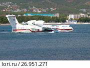 Геленджик, "Гидроавиасалон-2006". Самолет-амфибия Бе-200ЧС на пути к точке начала разбега. Редакционное фото, фотограф Дмитрий Щукин / Фотобанк Лори