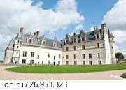 Замок Амбуаз (фр. château d'Amboise) солнечным днем ранней осенью. Департамент Эндр и Луара. Франция (2017 год). Редакционное фото, фотограф E. O. / Фотобанк Лори