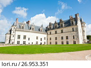 Замок Амбуаз (фр. château d'Amboise) солнечным днем ранней осенью. Департамент Эндр и Луара. Франция (2017 год). Редакционное фото, фотограф E. O. / Фотобанк Лори