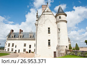 Замок Амбуаз (фр. château d'Amboise) в солнечный день ранней осенью. Департамент Эндр и Луара. Франция (2017 год). Редакционное фото, фотограф E. O. / Фотобанк Лори