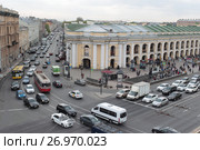 Санкт-Петербург, транспорт выезжающий на Невский проспект  с улице Садовая (2017 год). Редакционное фото, фотограф Дмитрий Неумоин / Фотобанк Лори
