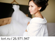 A bride in a white robe from the morning before putting on a wedding dress on a wedding day. Стоковое фото, фотограф Евгений Майнагашев / Фотобанк Лори