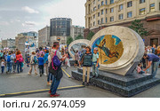 Москвичи и гости столицы на Тверской улице во время праздника Дня города (2017 год). Редакционное фото, фотограф Виктор Тараканов / Фотобанк Лори