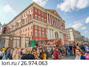 Москвичи и гости столицы на Тверской улице во время праздника Дня города (2017 год). Редакционное фото, фотограф Виктор Тараканов / Фотобанк Лори
