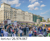 Москвичи и гости столицы на Тверской улице во время праздника Дня города (2017 год). Редакционное фото, фотограф Виктор Тараканов / Фотобанк Лори