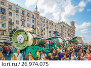 Москвичи и гости столицы на Тверской улице во время праздника Дня города. Макет космической станции (2017 год). Редакционное фото, фотограф Виктор Тараканов / Фотобанк Лори