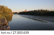 Канал в лучах заходящего солнца. Моторная лодка прошла по каналу (2016 год). Стоковое видео, видеограф Олег Хархан / Фотобанк Лори