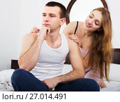 Girl supporting frustraited boyfriend. Стоковое фото, фотограф Яков Филимонов / Фотобанк Лори
