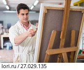 Man near easel painting on canvas. Стоковое фото, фотограф Яков Филимонов / Фотобанк Лори