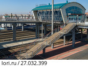 Trains on the railway tracks of the station in the city of Novosibirsk (2017 год). Редакционное фото, фотограф Юлия Машкова / Фотобанк Лори