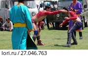 Mongolian wrestlers wrestling in nature. Spectators in national clothes watch the competition (2017 год). Редакционное видео, видеограф Сергей Пристяжнюк (Serg Zastavkin) / Фотобанк Лори