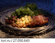 Juicy fresh red and white grapes in a wattled basket. Стоковое фото, фотограф ElenArt / Фотобанк Лори