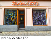 Витрина и вывеска магазина "Galanterie" в Чехии (2014 год). Редакционное фото, фотограф Ирина Борсученко / Фотобанк Лори